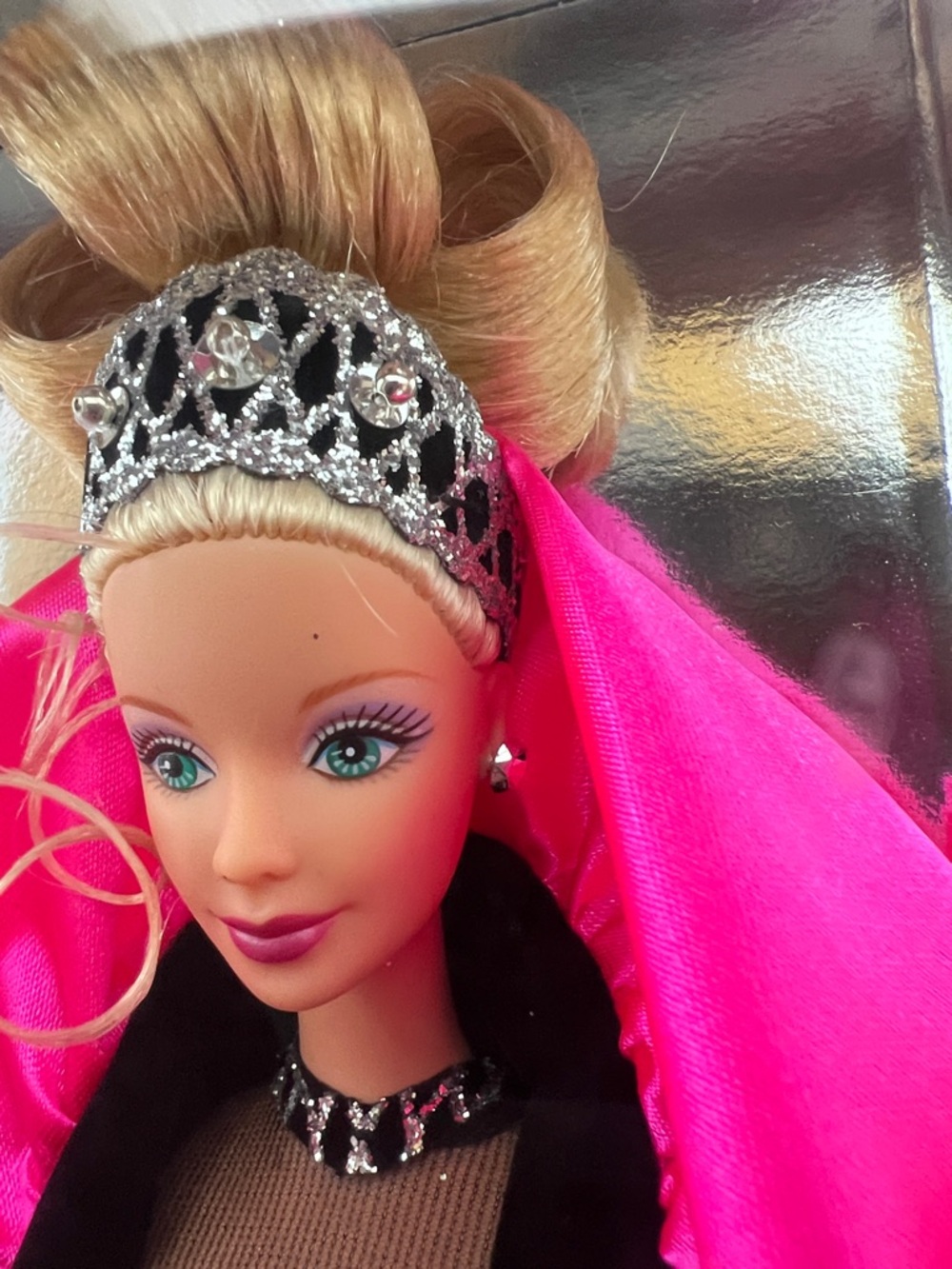 💃1998 Happy Holidays Special Edition Barbie Doll by Mattel Black & Hot Pink - Picture 17 of 17
